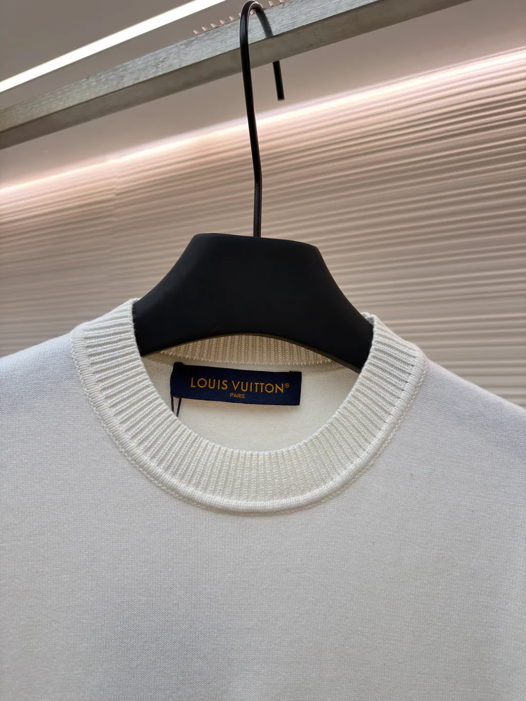 LOUIS VUITTON Ribbon embroidered woolen short sleeves ●Original version: Purchased and developed for 10800 ●Item number: 1681960-A65 ●Fabric: pure cotton fabric ●Technology: embroidery production ●Color: white ●Version: fitted version ●Weight: about 245 grams ●Size: XS-S-M-L ●Description: Made of 260g 32-count Shuangsha pure cotton fabric exclusively customized from the original board. The embroidery is designed with knots to imitate the beading look. The overall line is straight and delicate. The fabric is comfortable and soft. The color is consistent and has no color difference. It can be matched with the same style to create a fashionable look and control various occasions. Customized accessories, complete with three standards, same style for men and women!